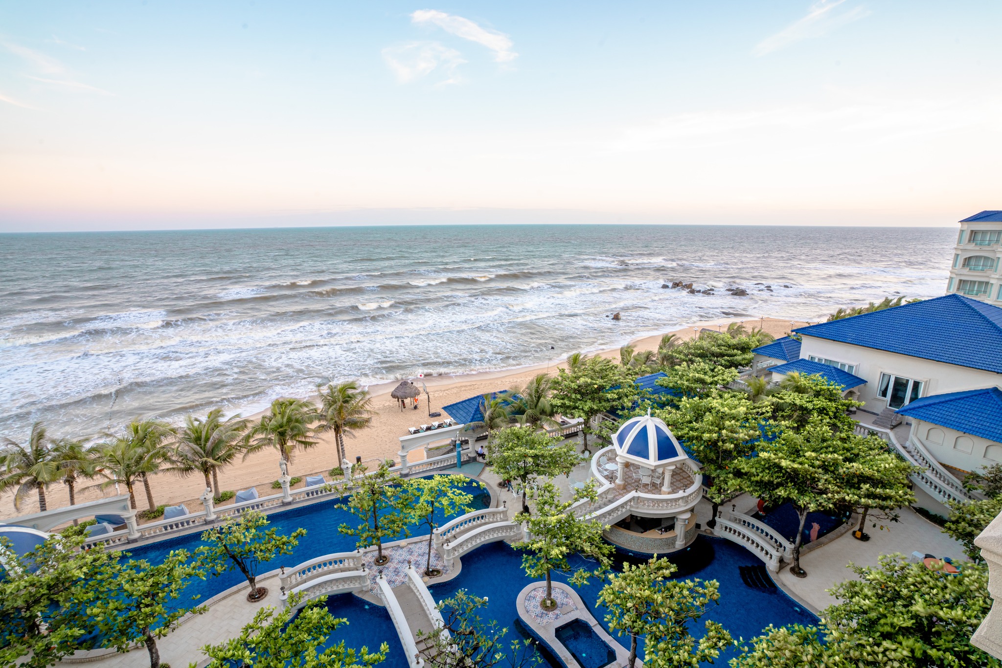 Hồ bơi sát biển tại Lan Rừng Resort