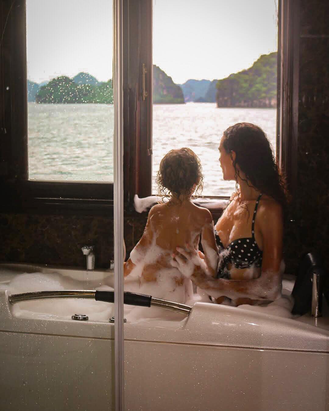 Không gian nhà hàng du thuyền Athena Hạ Long