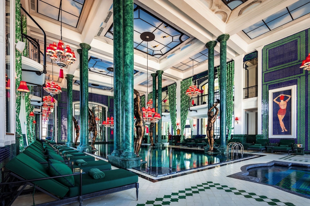 Hồ bơi trong nhà tại Hôtel de la Coupole Sapa