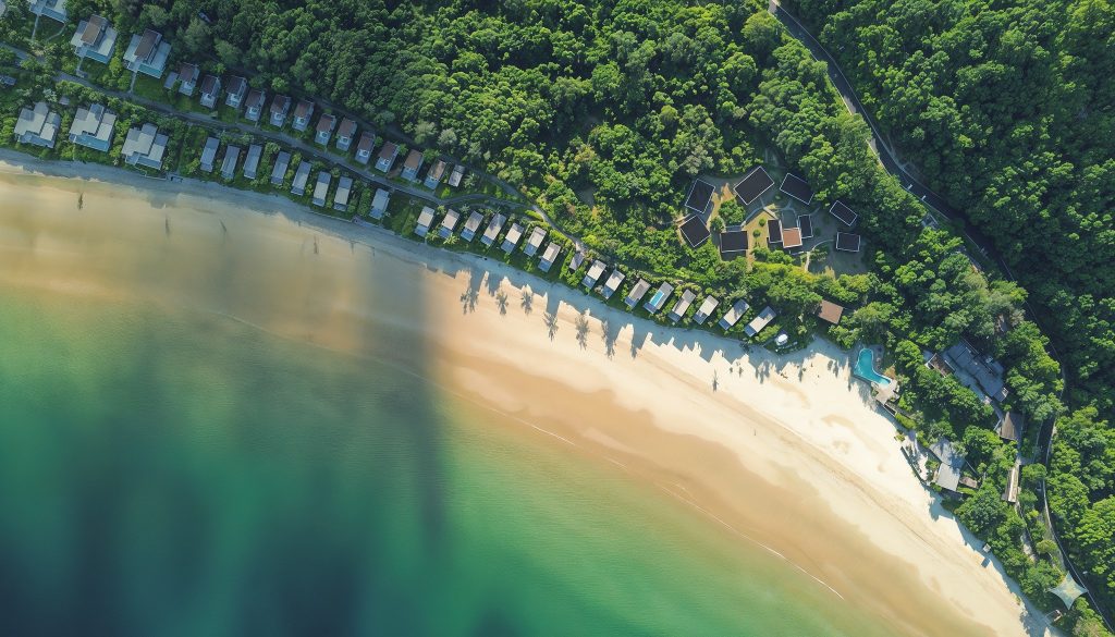 Bãi biển trong xanh trải dài tại khu nghỉ dưỡng Six Senses Côn Đảo