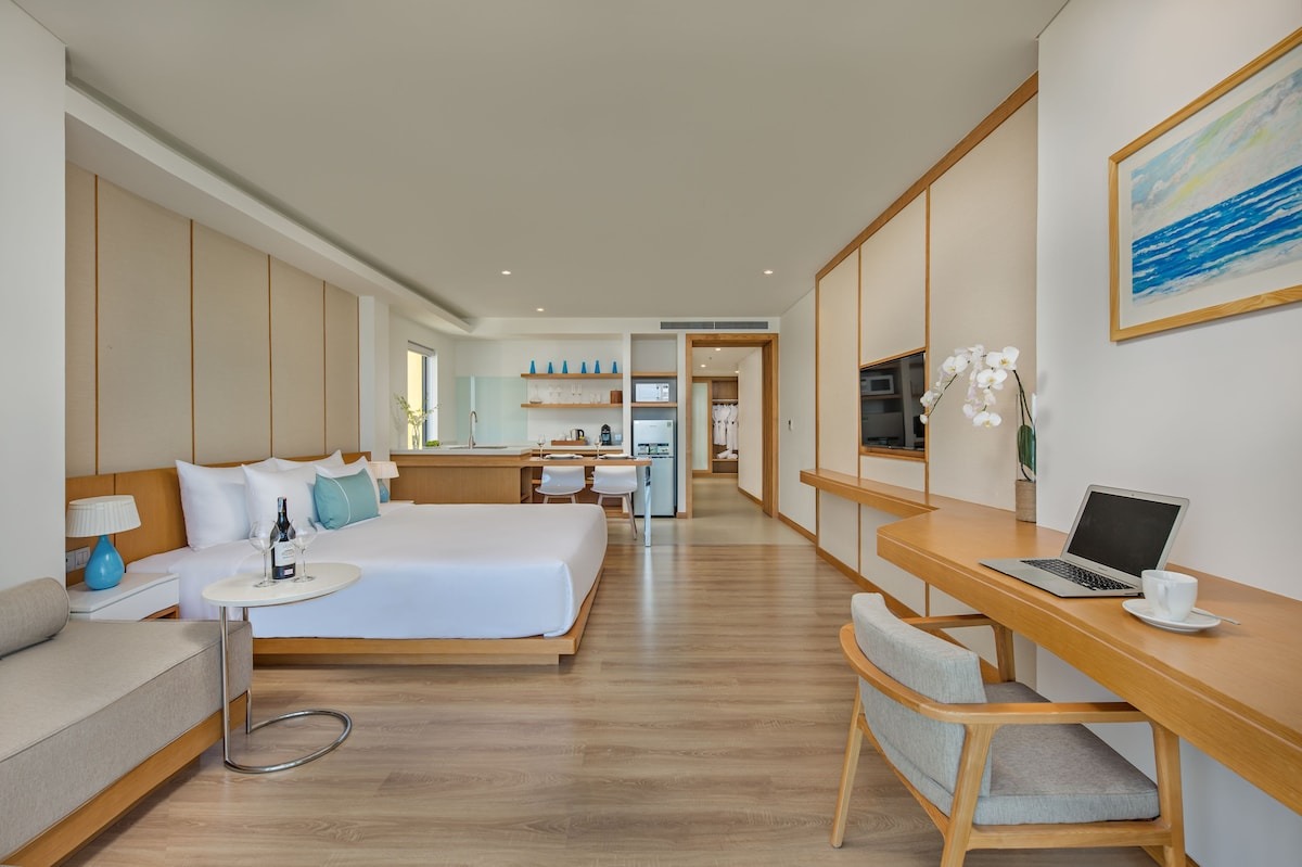 Nội thất phòng nghỉ tinh tế tại TMS Hotel Đà Nẵng Beach