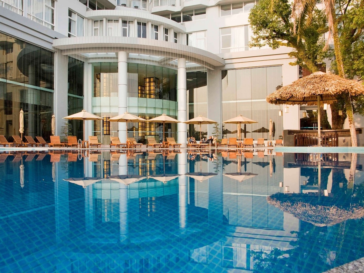 Khu vực thư giãn Poolside Bar