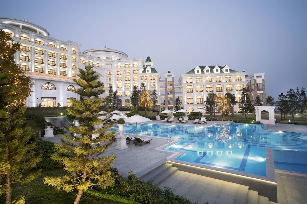 Hồ bơi rộng lớn tại Vinpearl Hạ Long