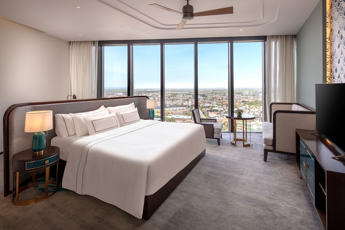 Phòng nghỉ sang trọng tân cổ điển tại Meliá Vinpearl Huế