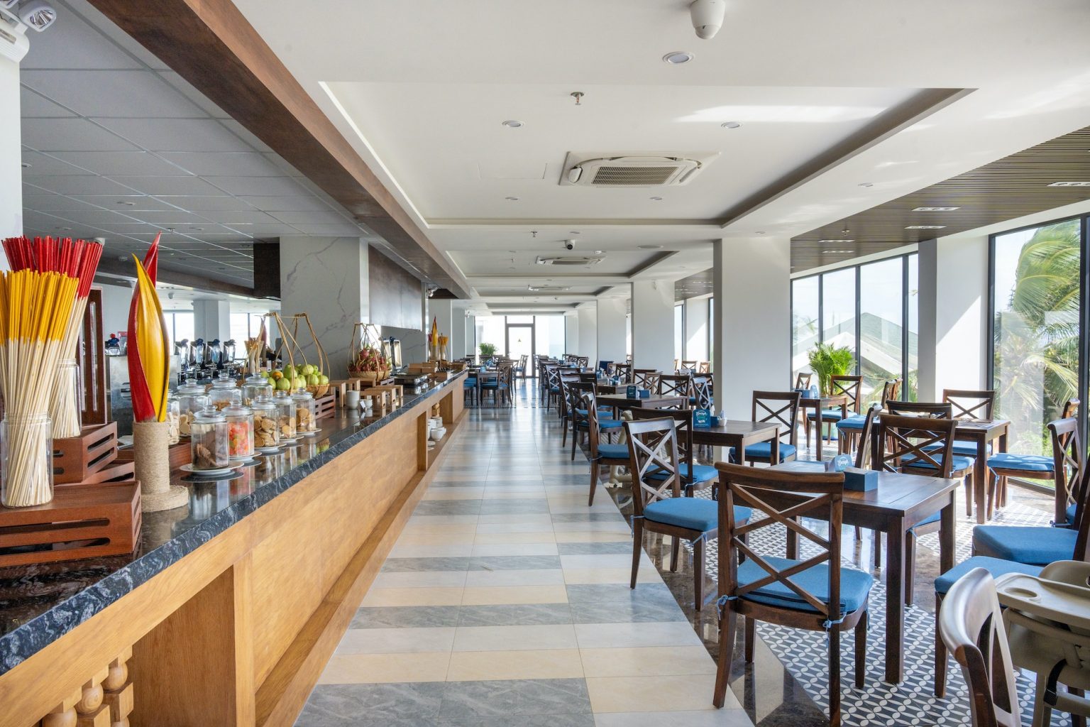 Nhà hàng phục vụ bữa ăn trong combo nghỉ dưỡng Mũi Né