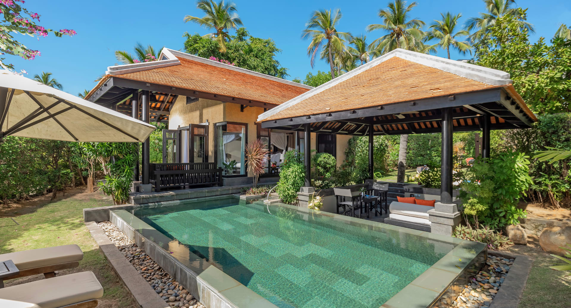 Khu vực ngoài trời xanh mát tại Anantara Mũi Né