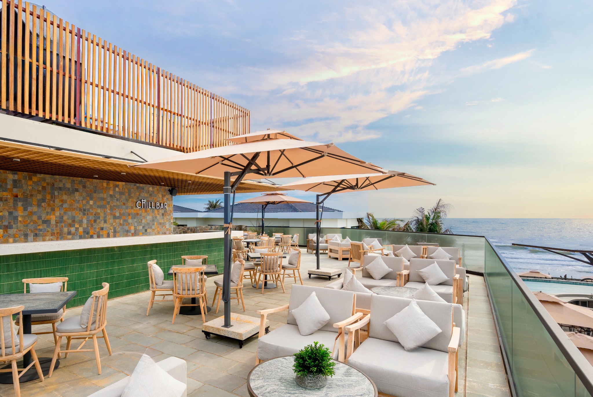 Quầy bar chill tại Radisson Mũi Né