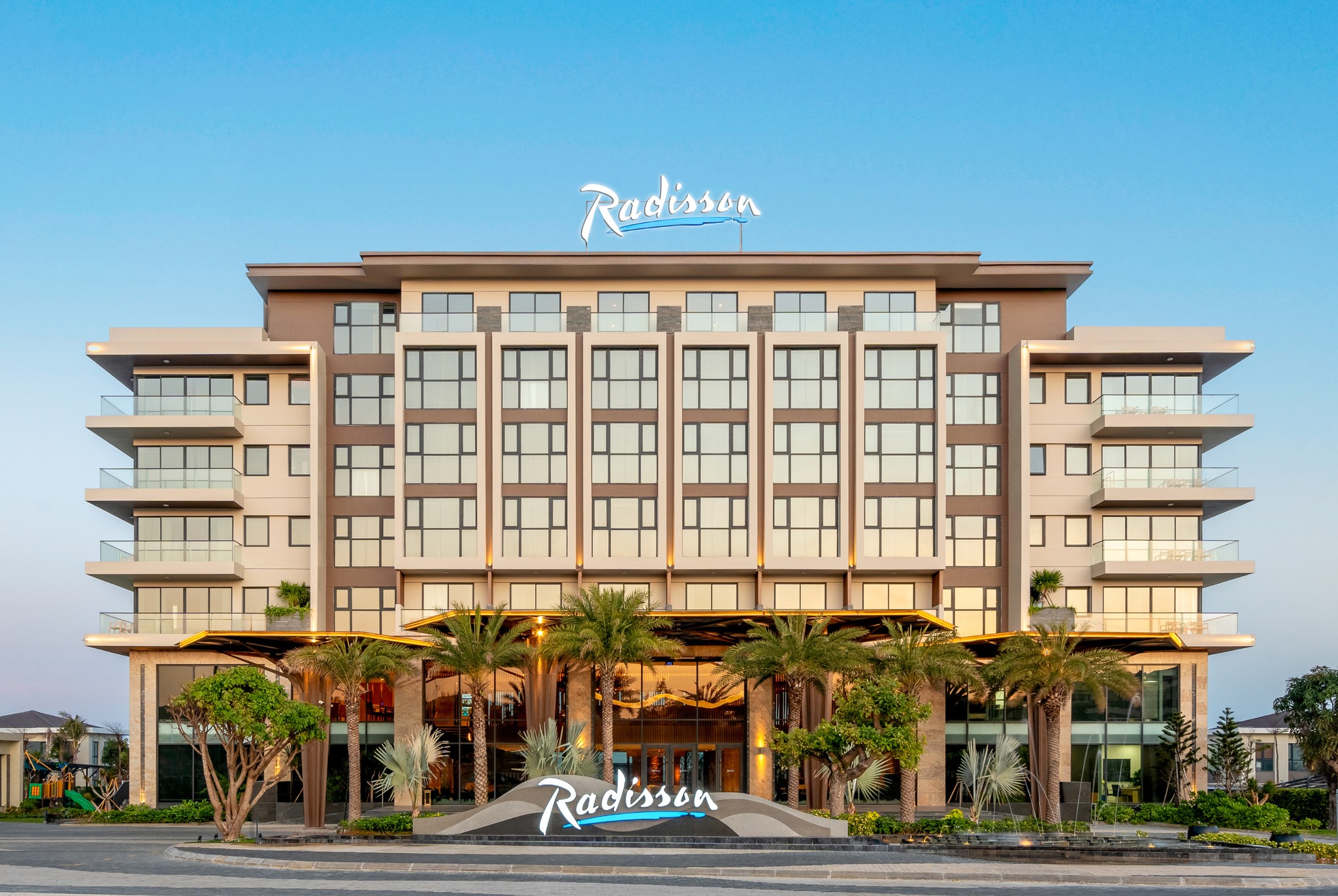 Bãi biển Suối Nước nguyên sơ tại combo nghỉ dưỡng Mũi Né Radisson
