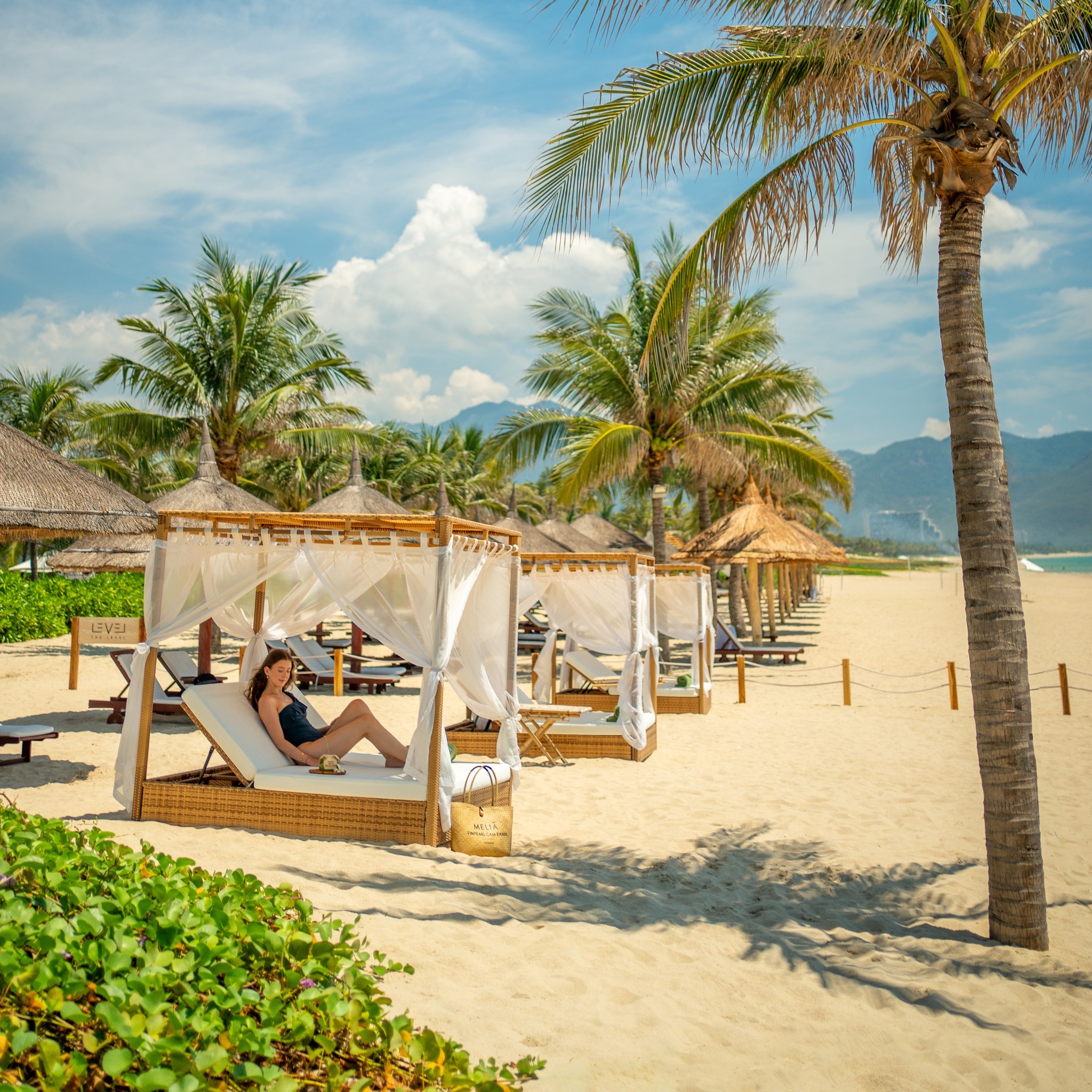 Hồ bơi hướng biển tại Meliá Vinpearl Cam Ranh