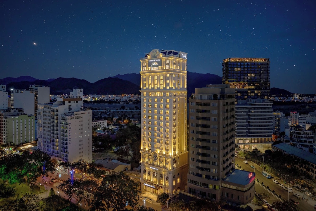 Tòa nhà khách sạn Mercure Nha Trang Beach lung linh với combo Nha Trang 3N2Đ