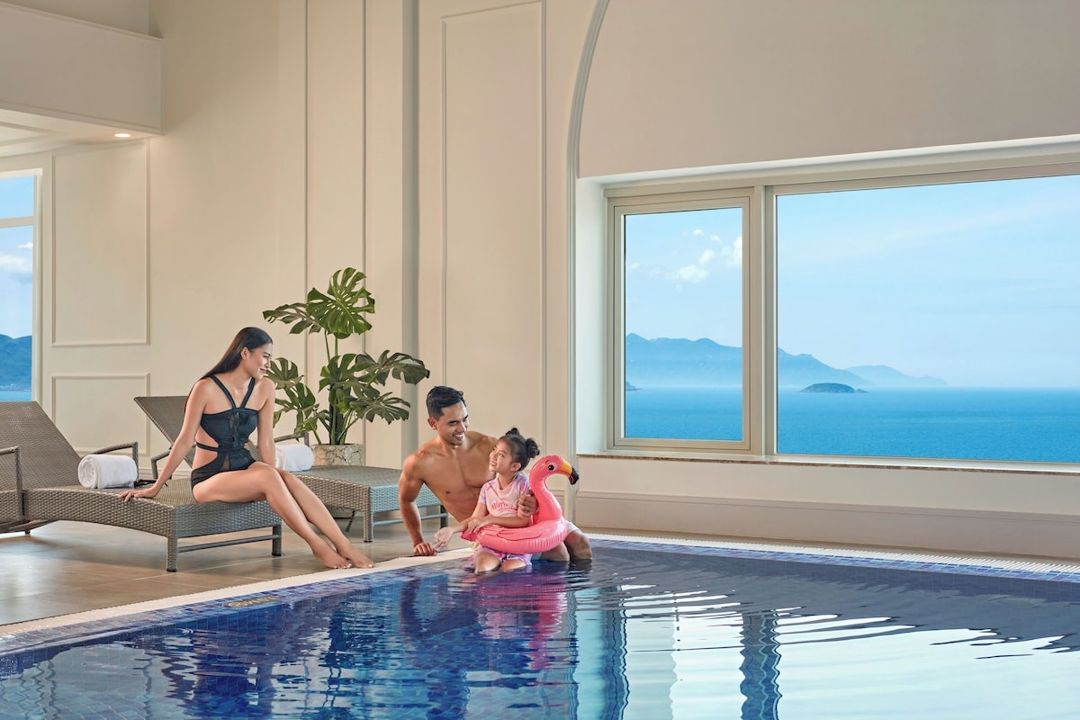 Hồ bơi thư giãn tại Mercure Nha Trang Beach