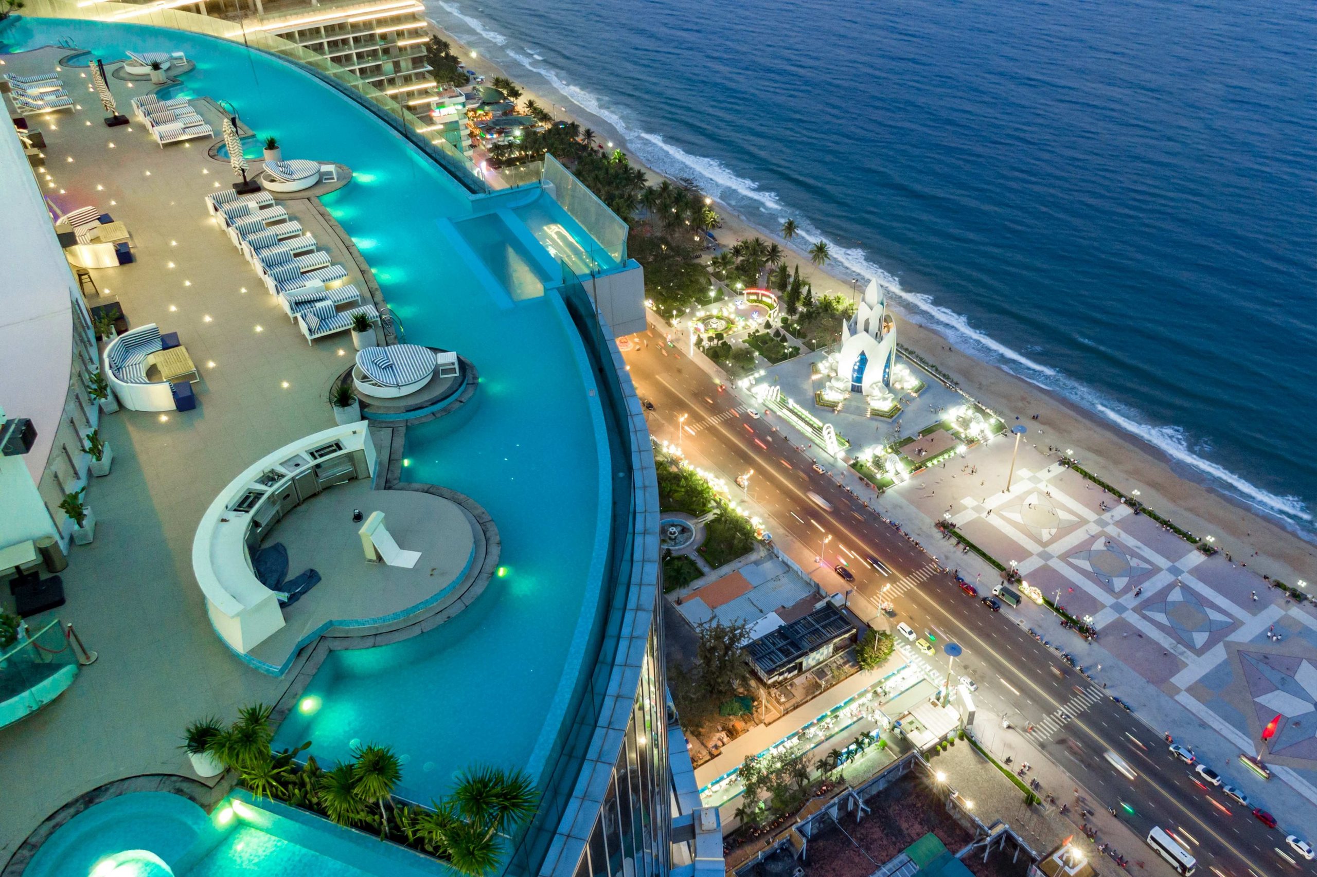Hồ bơi vô cực view đắt giá tại Empyrean Nha Trang