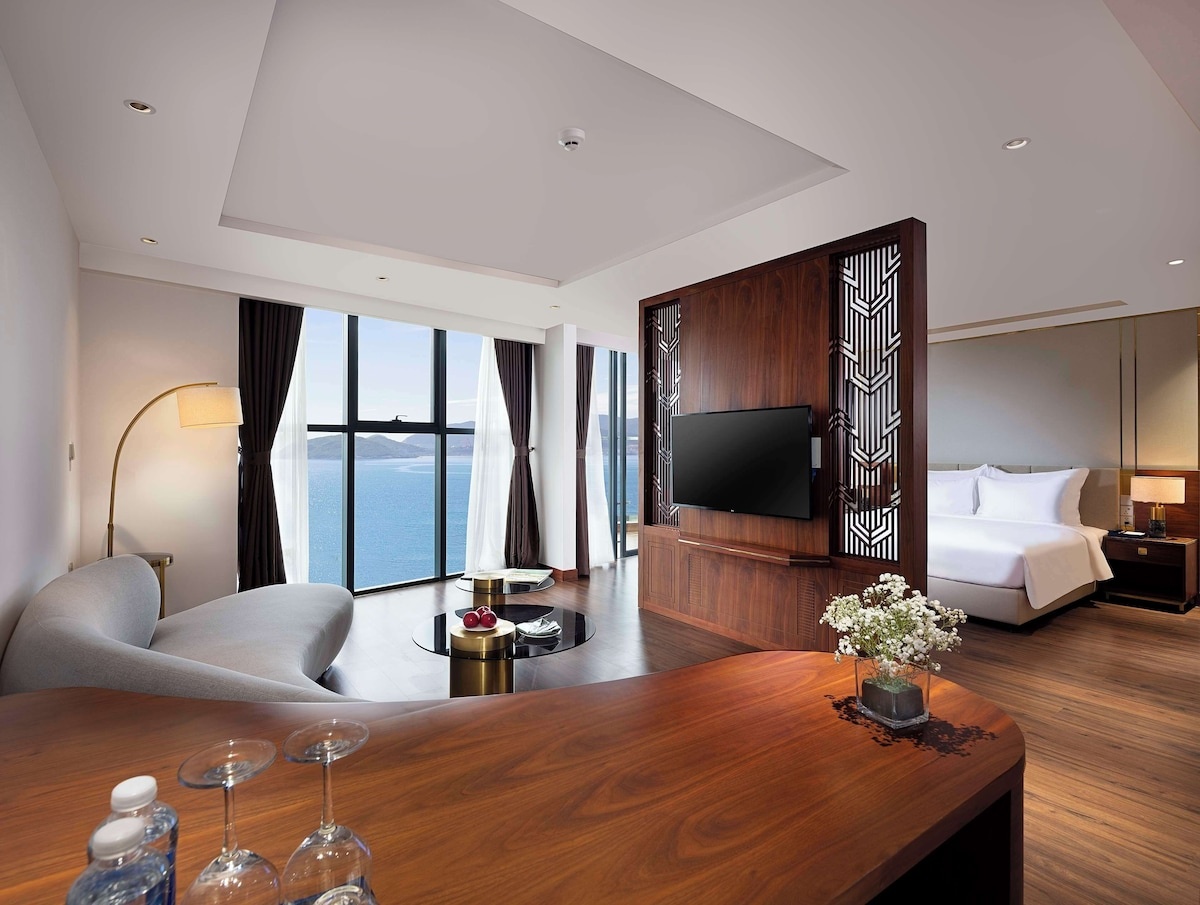 Phòng Suite rộng rãi sang trọng trong combo Nha Trang 3N2Đ