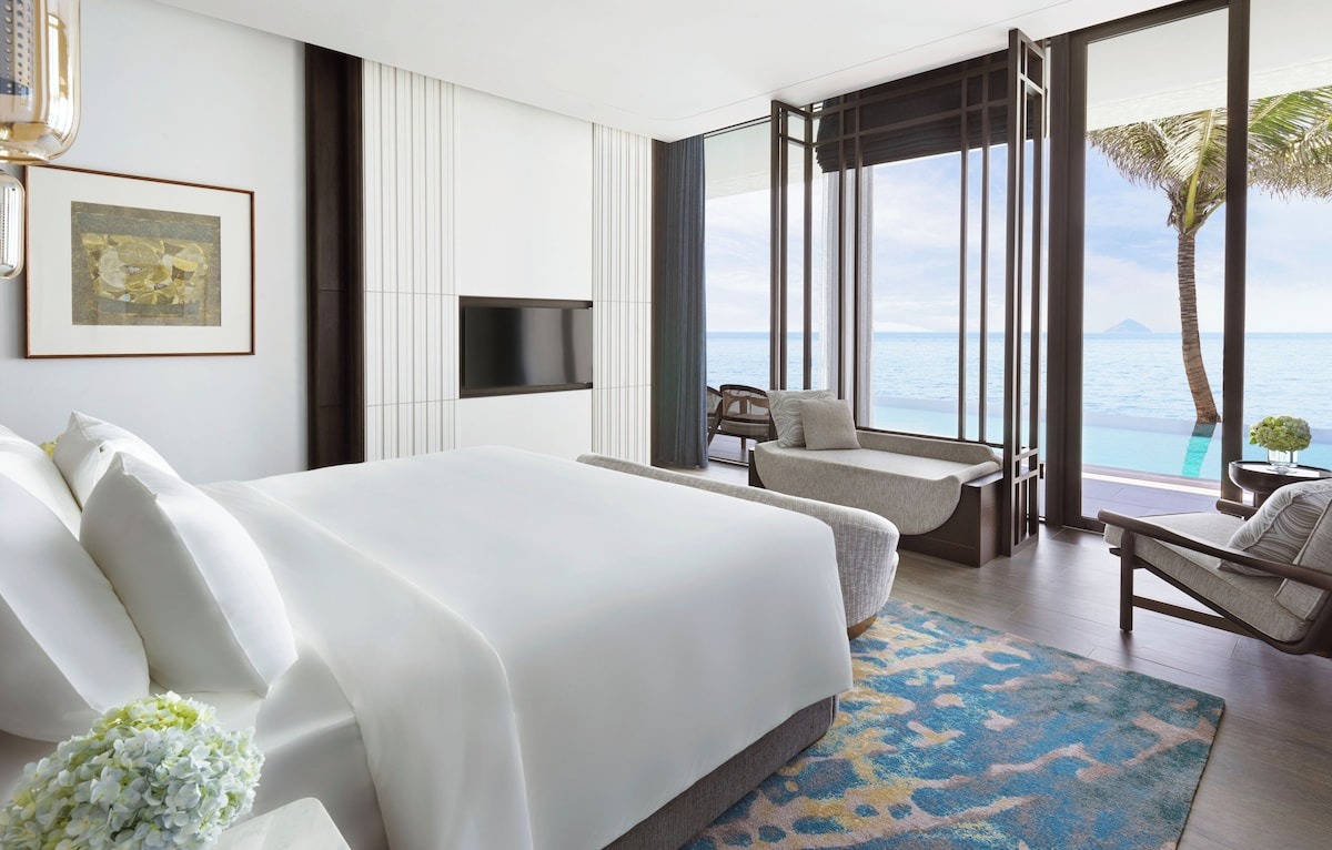 Hồ bơi vô cực nhìn thẳng ra biển tại Gran Melia Nha Trang