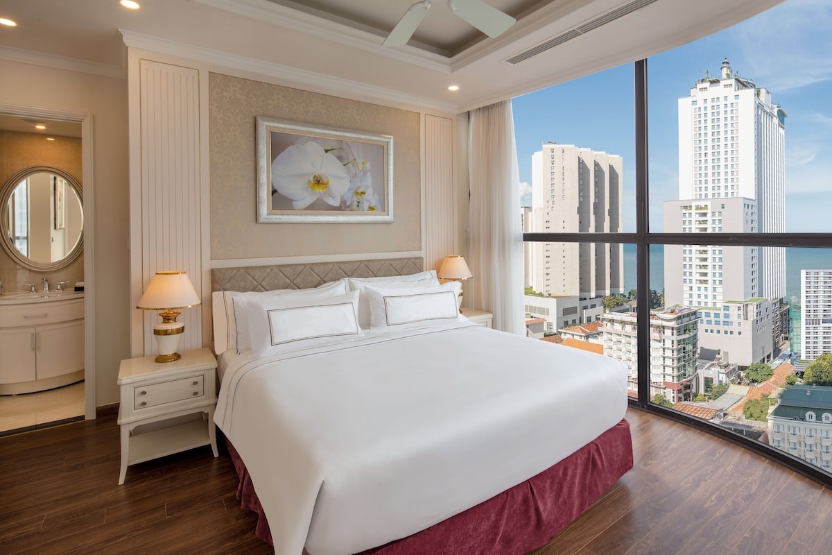 Hồ bơi trên cao ngắm toàn cảnh thành phố tại Melia Vinpearl