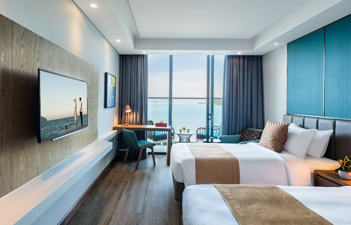 Mặt trước hiện đại của khách sạn Citadines Bayfront Nha Trang