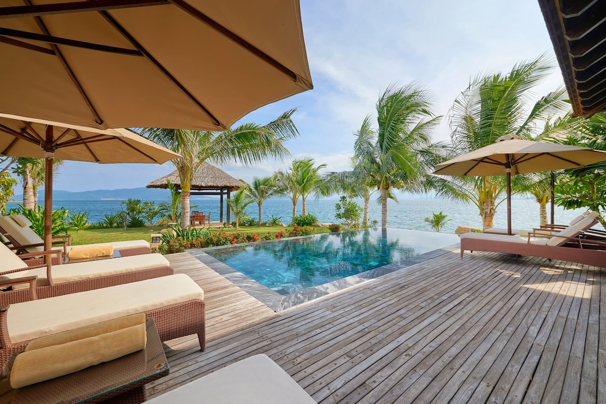 Khuôn viên xanh mát bên bờ biển của Amiana Resort Nha Trang