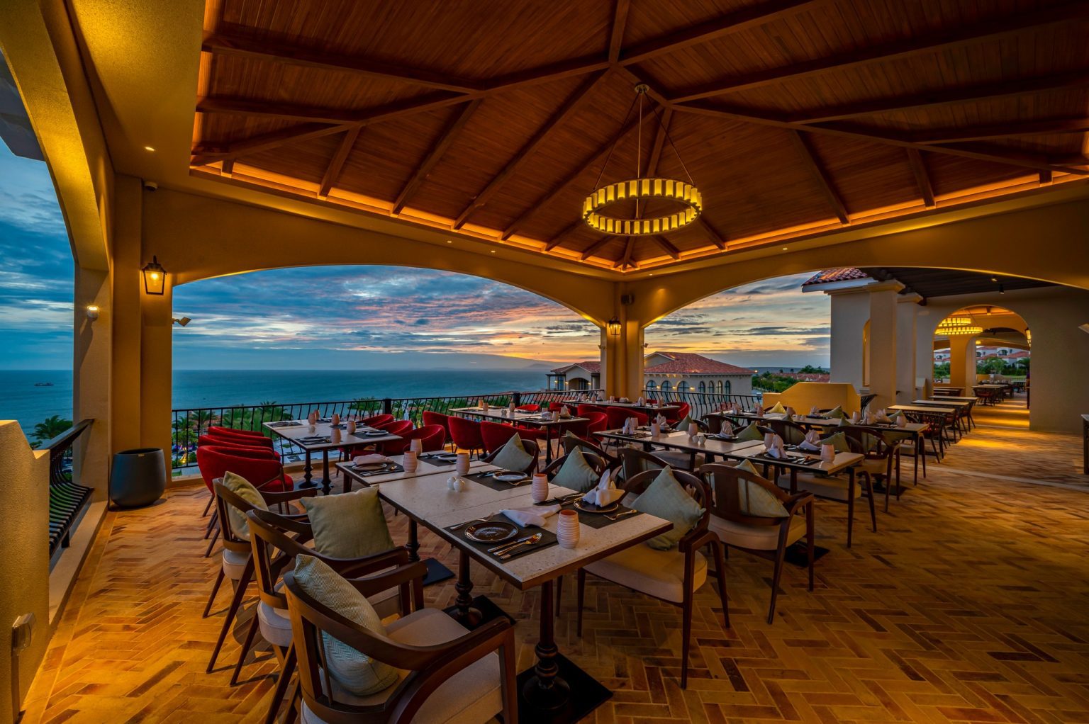 Nhà hàng với view hướng biển