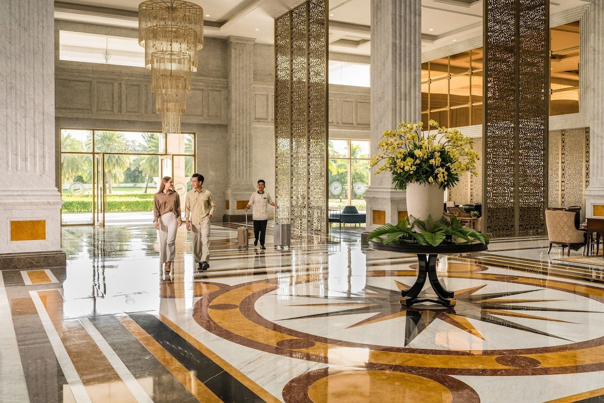 Tiện ích bể bơi và bãi biển trong combo Phú Quốc tại Sheraton