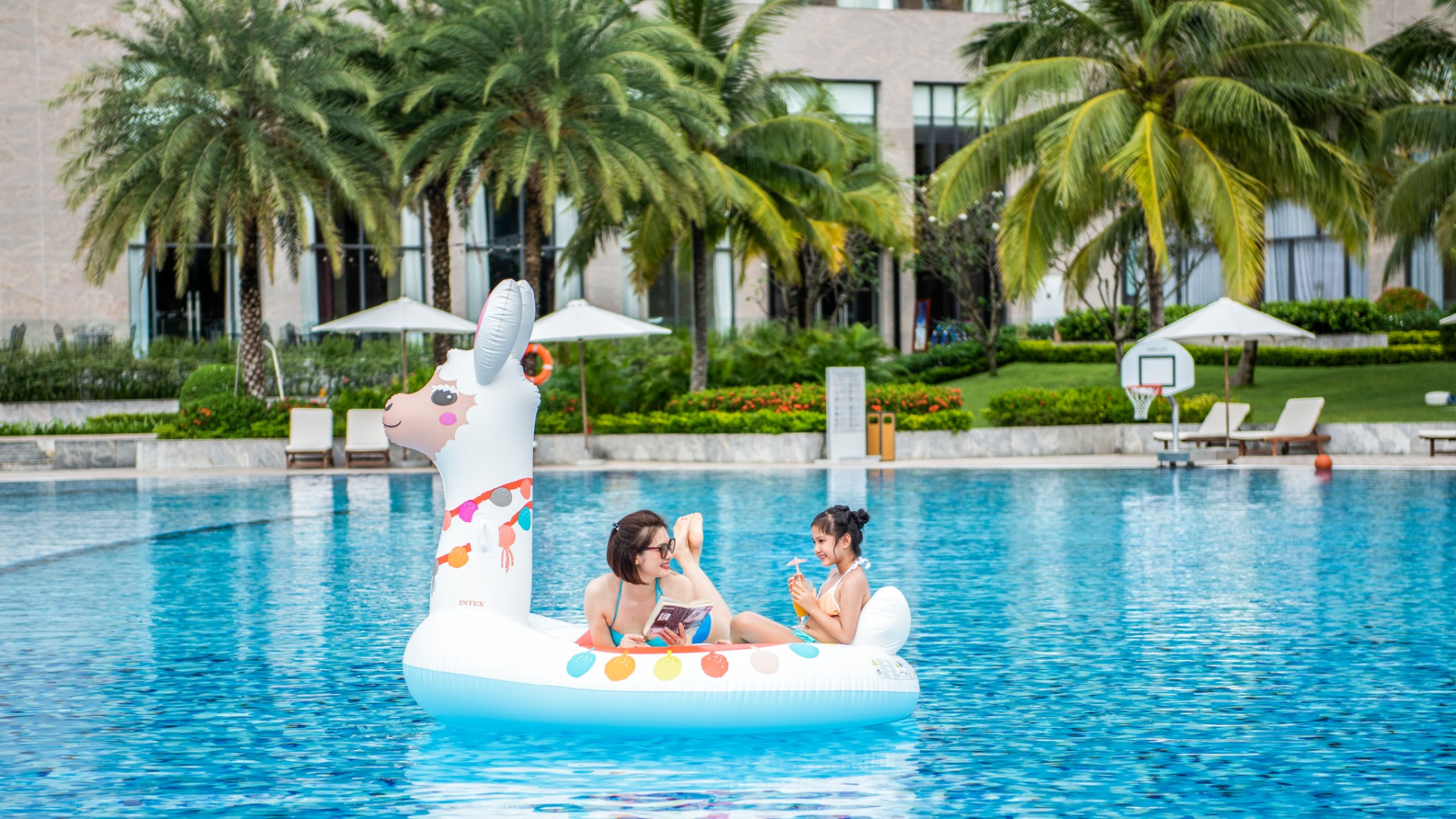 Hồ bơi 1.500m2 tại Wyndham Grand Phú Quốc