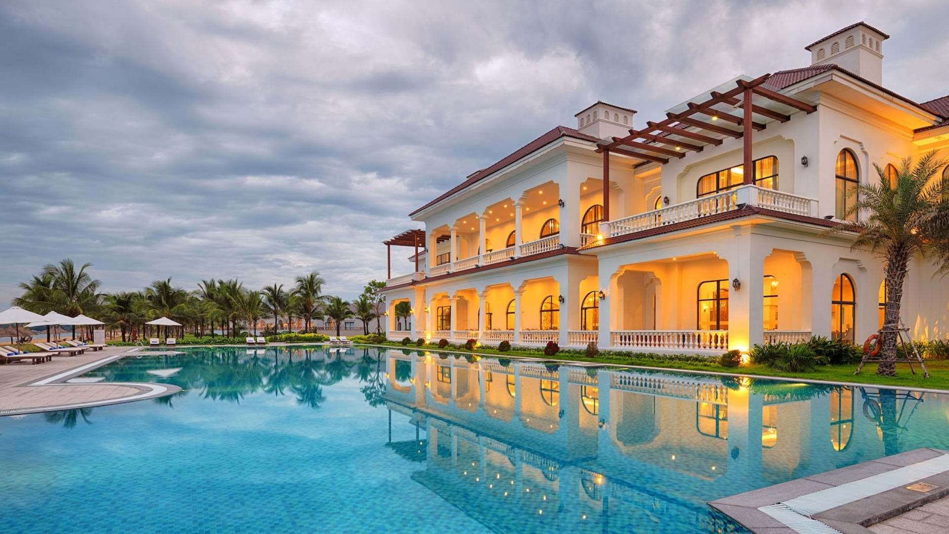 Hồ bơi rộng giữa không gian rừng dừa tại Melia Vinpearl Phú Quốc