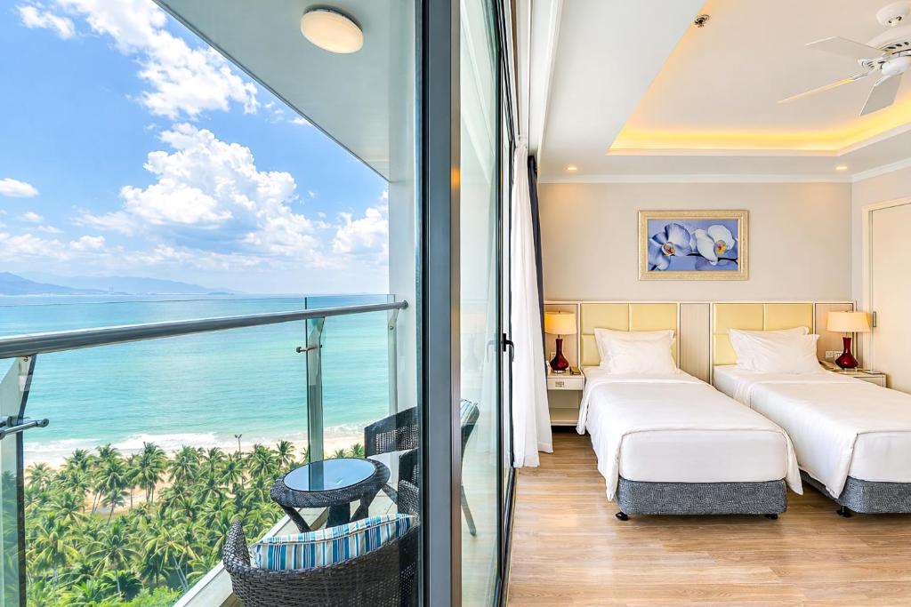 Phòng nghỉ view biển tại combo resort Nha Trang Vinpearl Beachfront