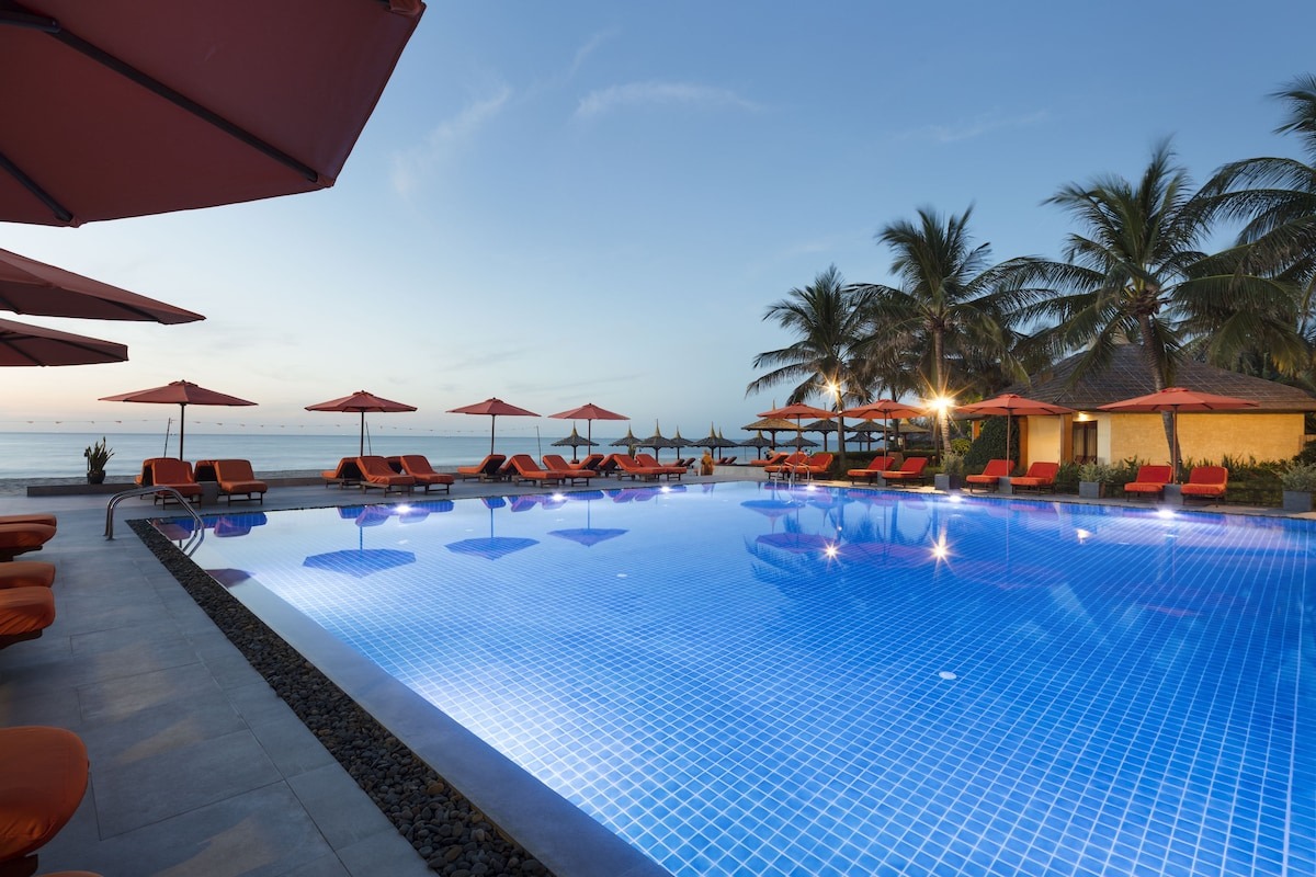 Hồ bơi rộng lớn tại Terracotta Resort & Spa