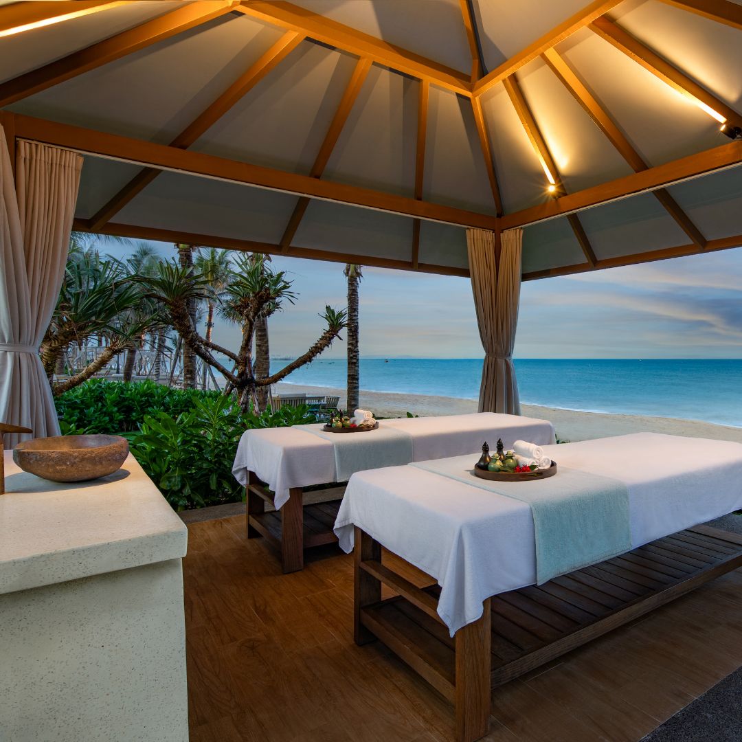Thư giãn tại bãi biển riêng và spa cao cấp của Radisson