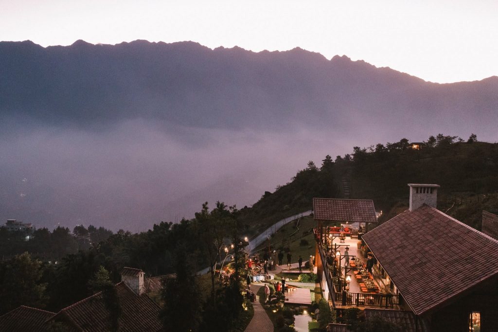 Phiên chợ vùng cao giữa mây trôi ở Sapa