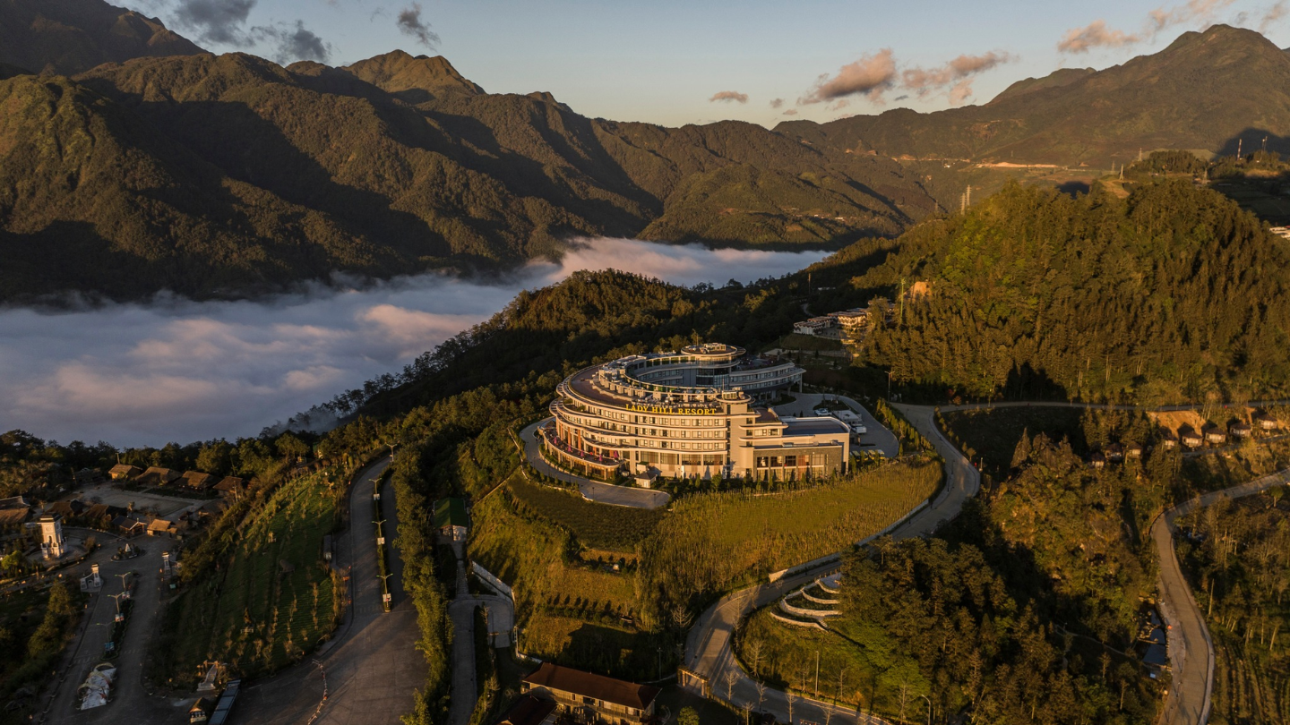 Lady Hill Sapa Resort từ trên cao với thiết kế khuyên tai