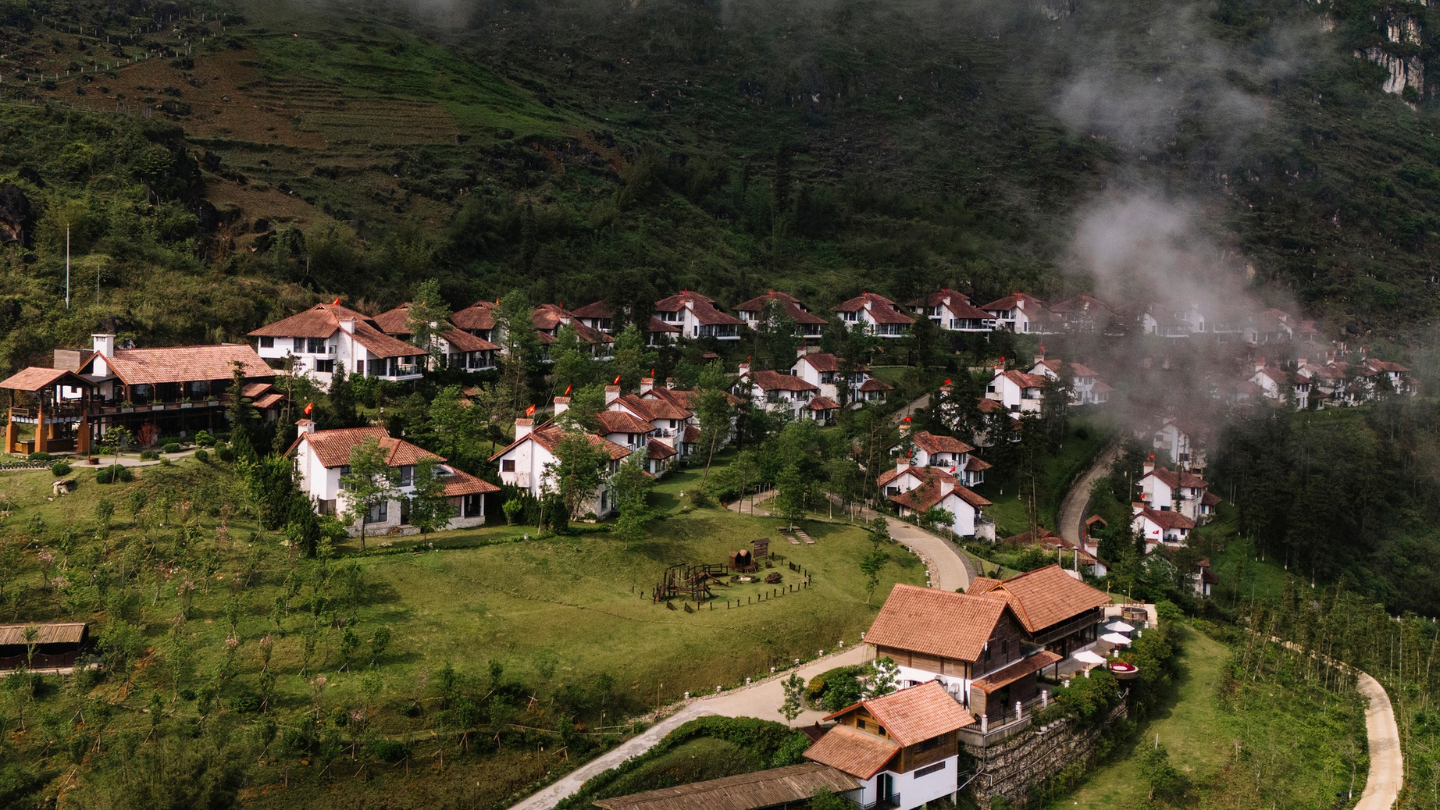 Lối vào Ville De Mont Mountain Resort giữa rừng thông