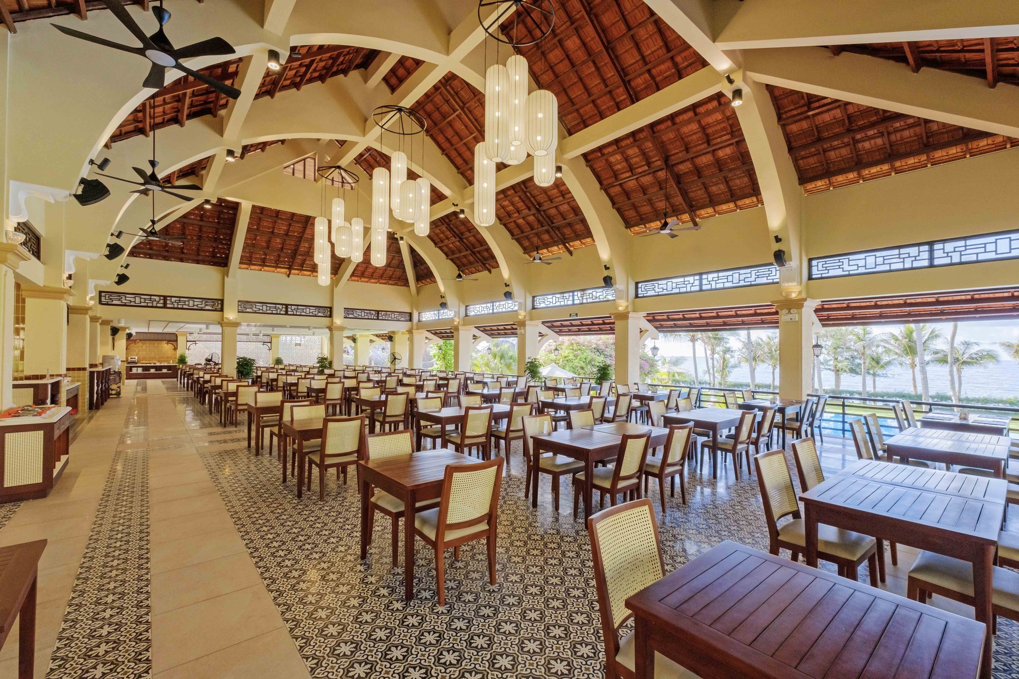 Không gian nhà hàng tại Sunny Beach Resort