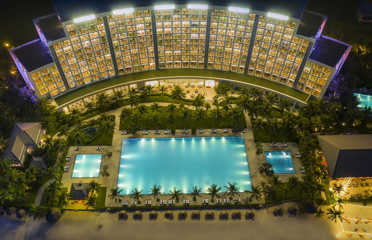 Toàn cảnh Vinpearl Resort & Spa Nha Trang Bay từ trên cao