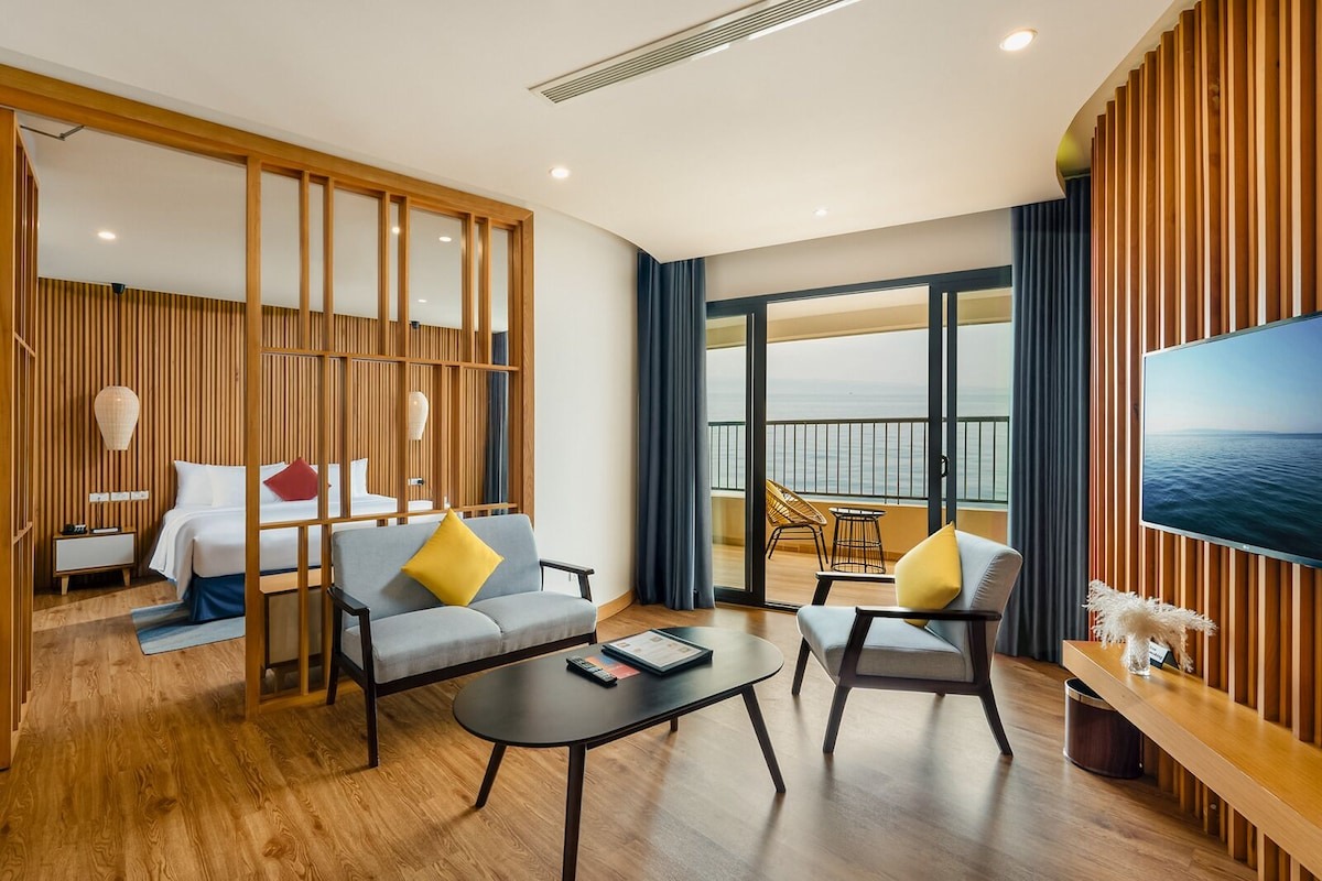 Nội thất gỗ sang trọng view biển tại Vias