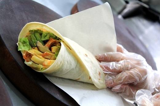 Bánh mì cuộn Hi Lạp Hoàng Hoa Thám món ngon Tân Bình độc đáo