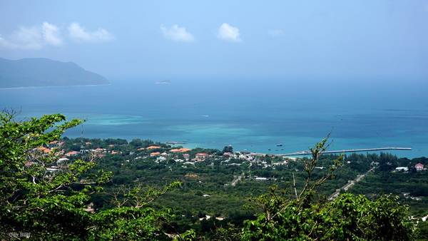 Toàn cảnh thị trấn Côn Sơn từ Sở Rẫy khi du lịch Côn Đảo