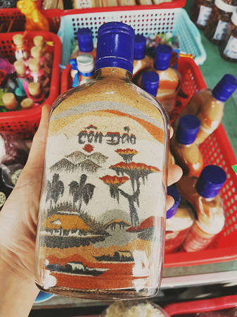 Với cô gái Sài Gòn này, Côn Đảo cuốn hút bởi nét hoang sơ, thơ mộng pha lẫn huyền bí của một vùng đất trong quá khứ từng được mệnh danh là địa ngục trần gian.