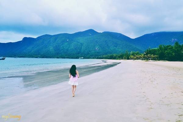 Các địa điểm cô gái Sài Gòn gợi ý không nên bỏ qua: Bãi Đầm Trầu, bãi Suối Nóng, vịnh Đầm Tre, bãi Đất Thấm (đi bộ xuyên rừng khoảng 3 km), bãi Nhát, bãi Ông Đụng (đi bộ xuyên rừng 700 m sẽ đến bãi), đỉnh Thánh Giá (đỉnh cao nhất, bao quát toàn cảnh Côn Sơn), hồ An Hải (hồ nước ngọt lớn nhất đảo có rất nhiều hoa sen)...