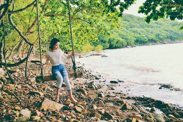 Các điểm lịch sử và tâm linh như hệ thống nhà tù Côn Đảo, nghĩa trang Hàng Dương, Dinh Chúa Đảo, chùa Núi Một, miếu bà Phi Yến, mộ chị Võ Thị Sáu...