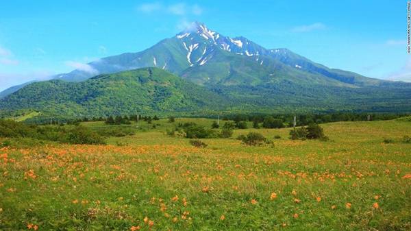1. Hokkaido, Nhật Bản: Nổi tiếng thế giới với các khu nghỉ dưỡng trượt tuyết và tuyết mịn như nhung, mỗi mùa Hokkaido lại có những khung cảnh tuyệt vời để du khách khám phá. Bạn có thể sử dụng dịch vụ tàu siêu tốc mới từ Tokyo để di chuyển tới đây, trải nghiệm thiên nhiên, ẩm thực và văn hóa.