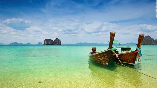 8. Quần đảo Trang, Thái Lan: Quần đảo bình yên này chưa được quá nhiều du khách biết đến, do đó vẫn còn giữ được vẻ đẹp hoang sơ, nguyên vẹn. Bạn có thể thuê thuyền gỗ để đi từ đảo này sang đảo khác, lặn biển và chiêm ngưỡng khung cảnh thiên nhiên tuyệt đẹp.