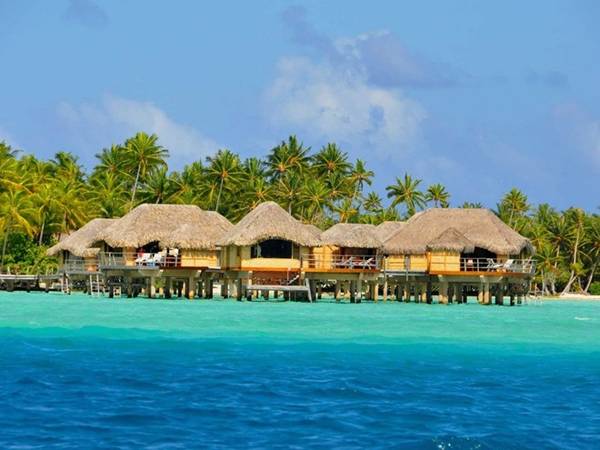 Raiatea nghĩa là “thiên đường xa xôi” nằm trong khu vực Polynesia thuộc Pháp. Nơi đây có các khu nghỉ dưỡng hạng sang, đồng thời cũng là một khu bảo tồn.