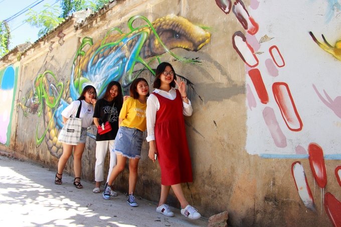Nụ cười rạng rỡ của du khách tại con đường bích họa Huế