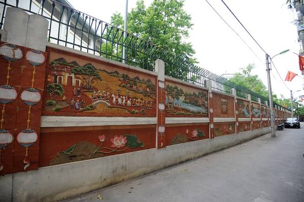 Bức tranh gốm khổ lớn tái hiện cảnh non nước hữu tình trên con đường gốm Cầu Giấy.