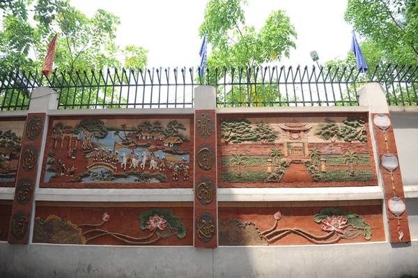 Màu nâu đỏ mộc mạc đặc trưng của chất liệu gốm trên con đường gốm Hà Nội.