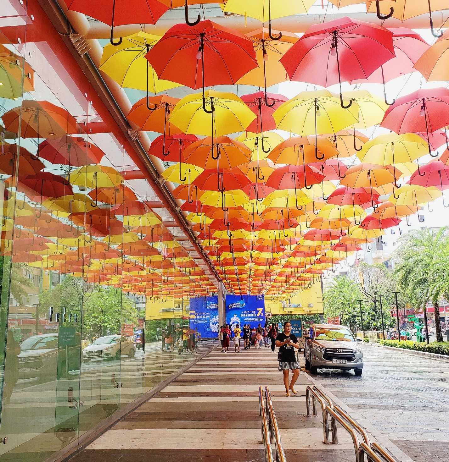 Chụp ảnh con đường ô bay rực rỡ tại Vạn Hạnh Mall