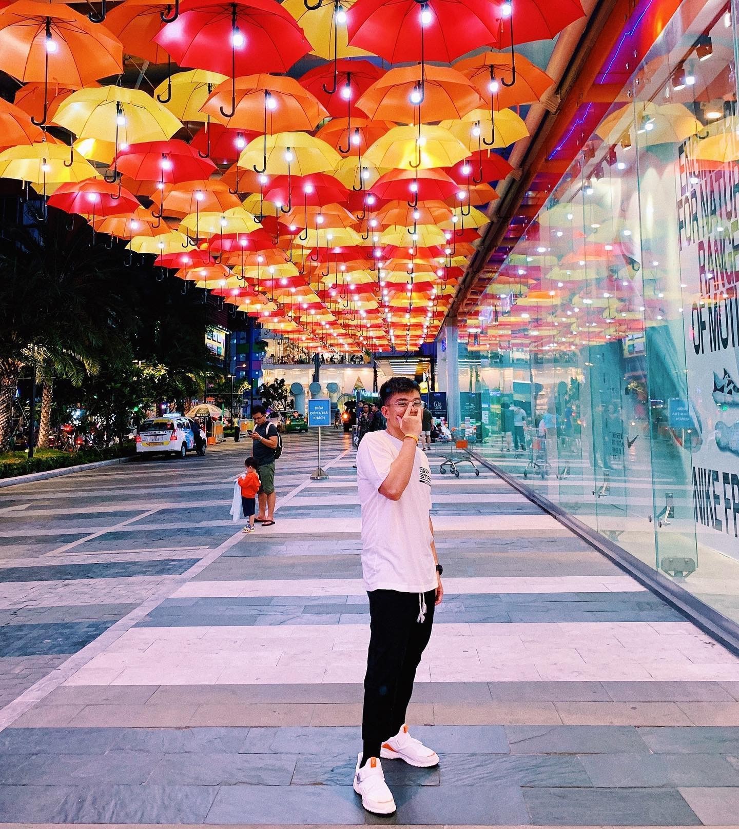 Địa điểm sống ảo con đường ô bay chất nhất tại Vạn Hạnh Mall