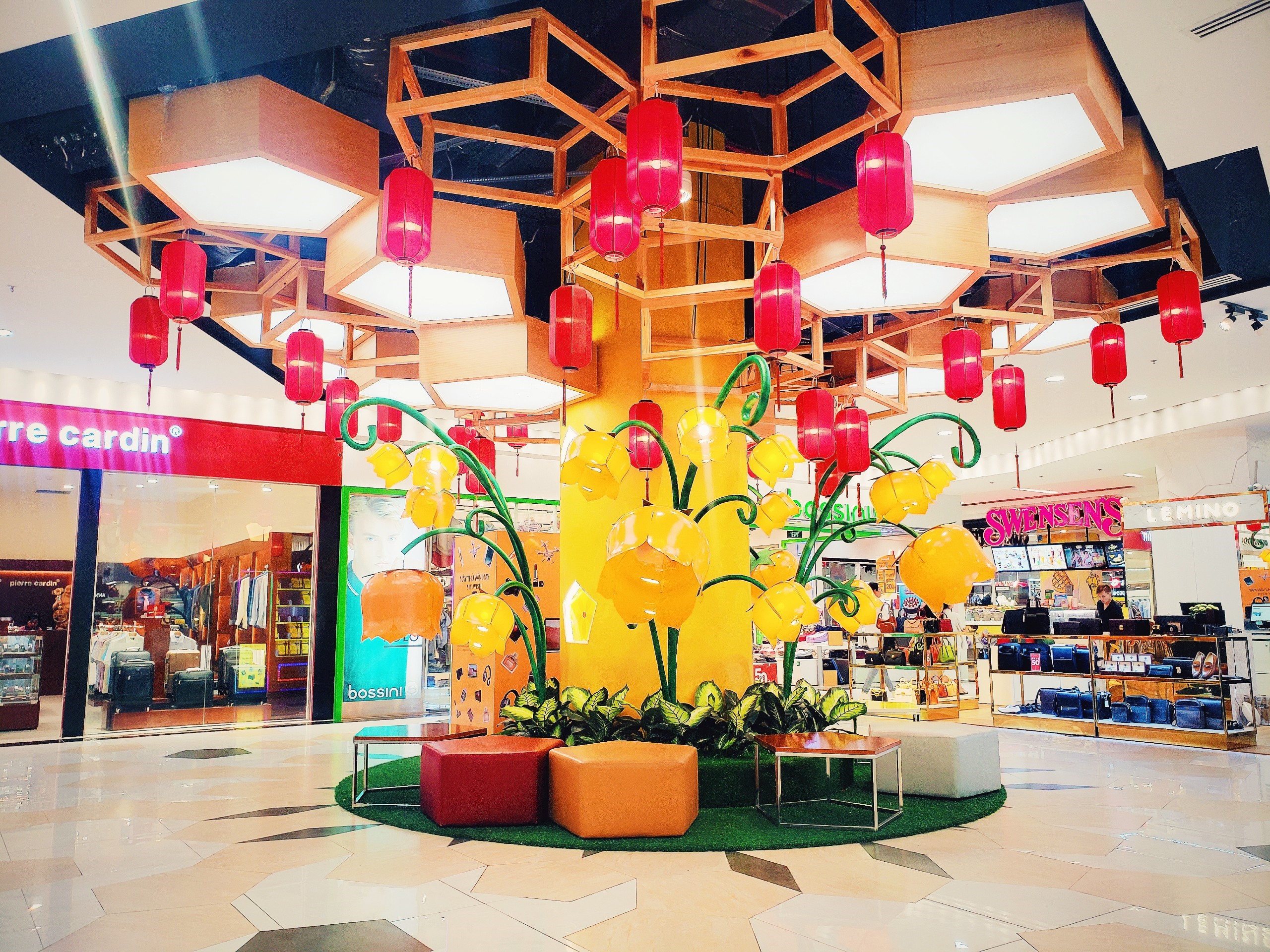 Góc check-in con đường ô bay tại Vạn Hạnh Mall