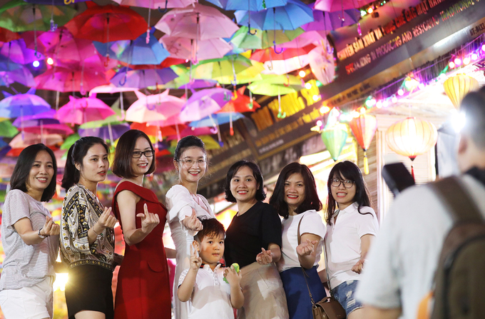 8/11 mới là ngày khai mạc Lễ hội văn hoá của làng Vạn Phúc nhưng 18h (07/11) khi mặt trời lặn, du khách từ khắp nơi đã tìm đến tuyến phố này để chụp ảnh check-in.