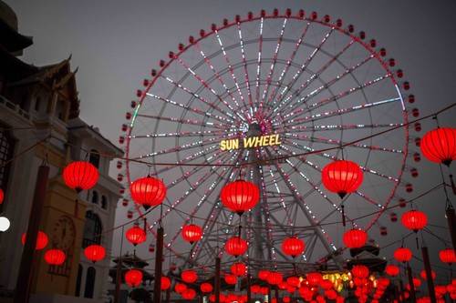 Du lịch Đà Nẵng khám phá con đường đèn lồng kỷ lục tại Asia Park